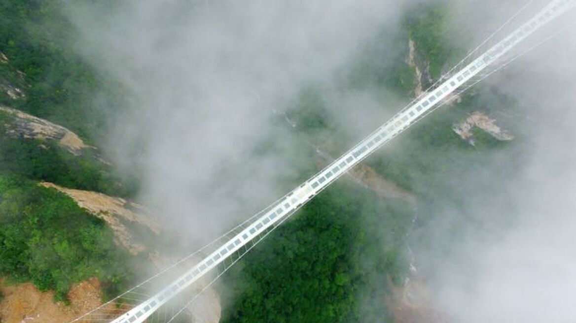 Φωτογραφίες: Η Κίνα εγκαινιάζει τη μεγαλύτερη γυάλινη γέφυρα στον κόσμο